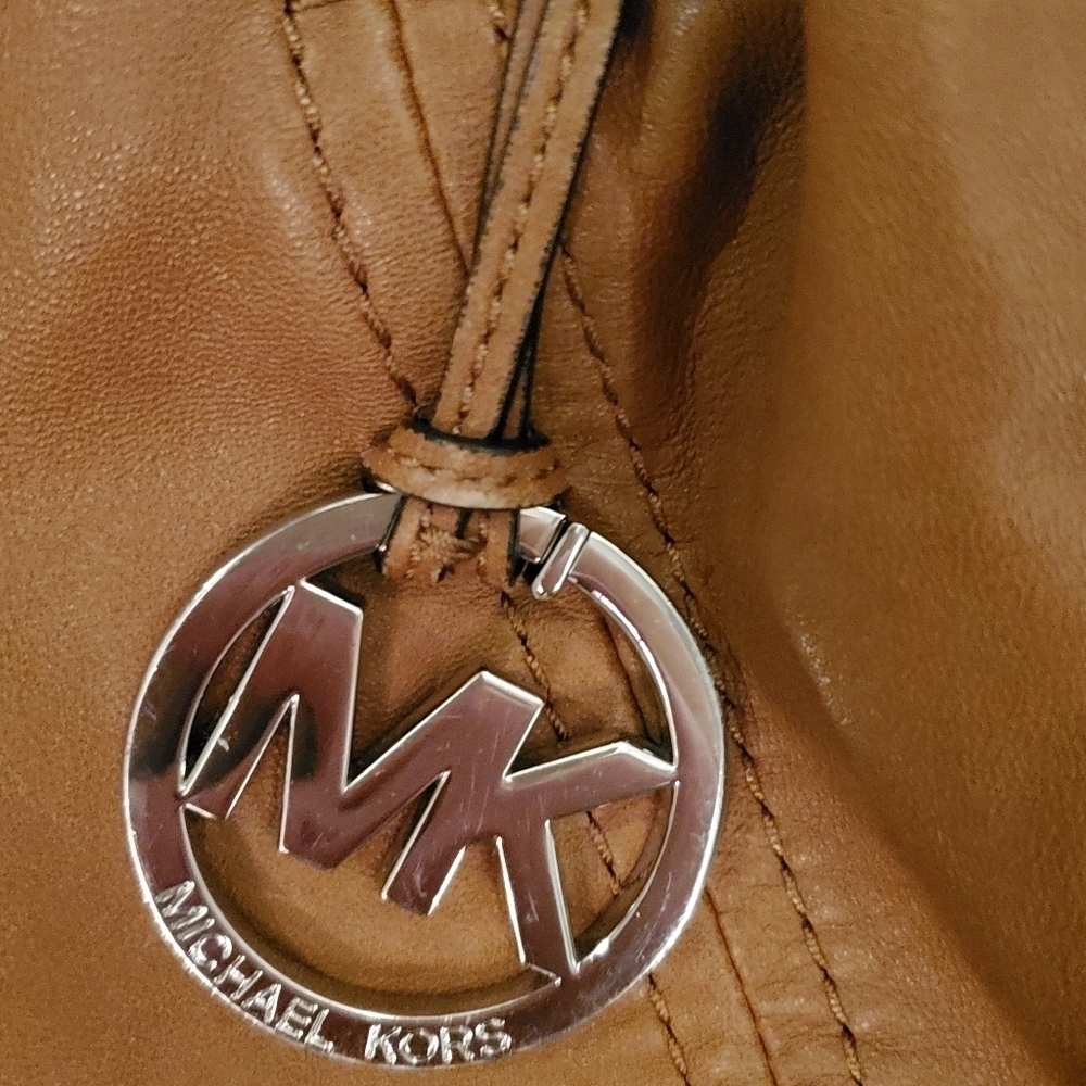 Michael kors buttery soft leather shoulder bag. - Picture 4 of 10